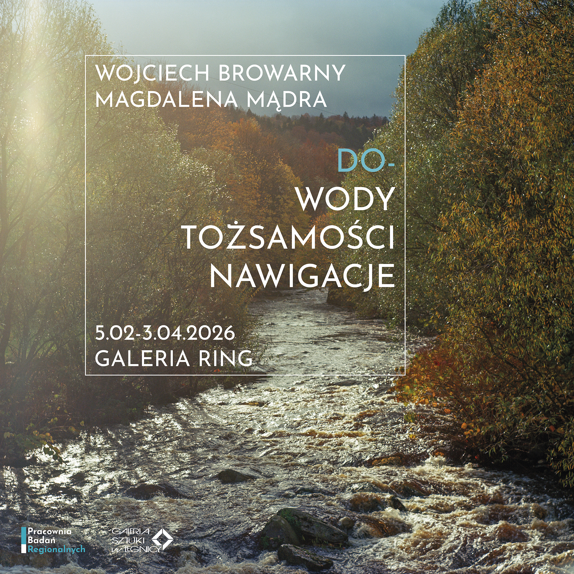 Plakat wystawy: zdjęcie Kamiennej w Piechowicach, fot. M. Mądra, tekst: W. Browarny, M. Mądra, Do-wody tożsamości. Nawigacje, 5.02-3.04.2026, Galeria RING